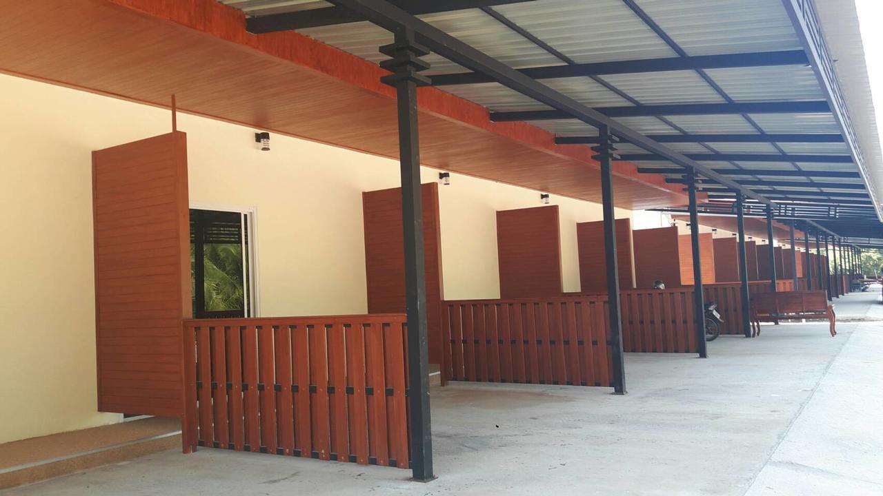 ไออุ่นรีสอร์ท Bang Saphan Exterior photo
